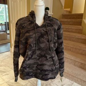 NWT Hoodie pullover in Camo